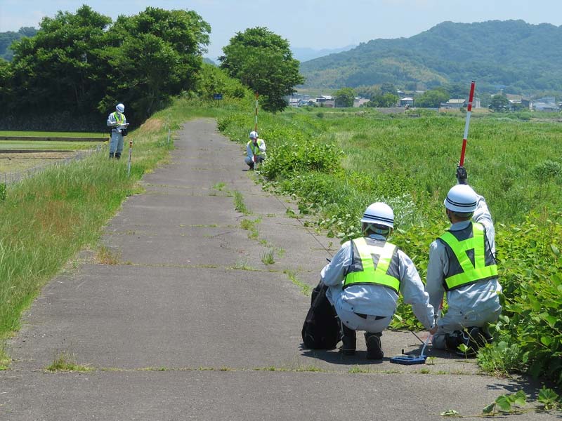 堤防天端の亀裂状況調査