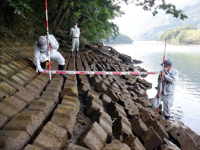 護岸（連節ブロック）の流出・沈下状況調査